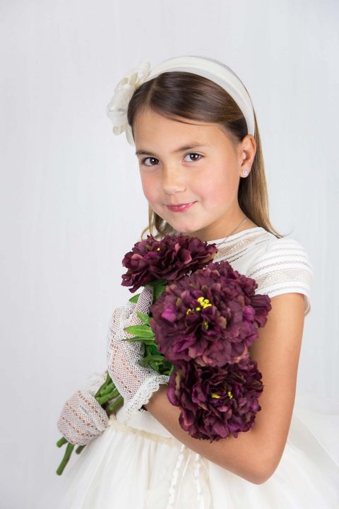 Fotografía de Comunión en estudio niña con flores
